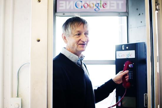 2014年加入谷歌的人工智能專家杰弗里·辛頓。上世紀(jì)80年代，他和哈佛大學(xué)神經(jīng)生物學(xué)博士特里·謝伊諾斯基一同證明了明斯基的預(yù)言是錯誤的。