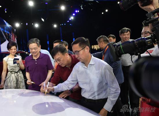 阿里巴巴集團(tuán)CEO張勇在首發(fā)的新車(chē)上簽名